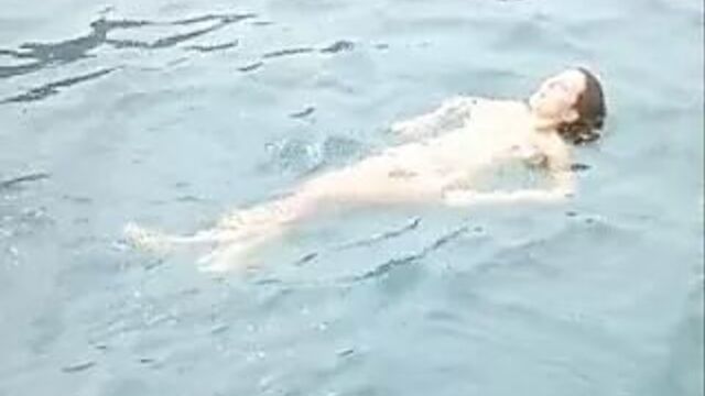 GIOVANE SABRINA FERILLI NUDA IN UN FILM ITALIANO.