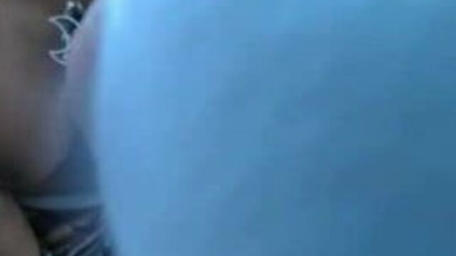 Asian exhibitionist squirts in front of busy road