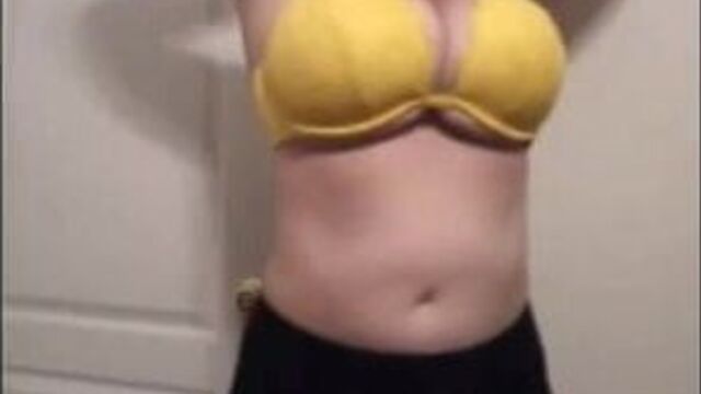 36 G saggy tits bbw MILF Lateshay big yellow bra strip