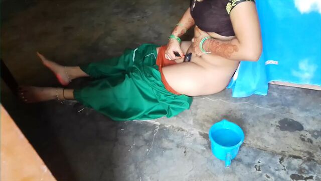Desi bhabhi caught by dewar during shaving black pussy