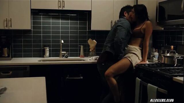 Aislinn Derbez in Easy - s01e04