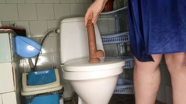 Curvy MILF pissing and fucking her dildo in the toilet