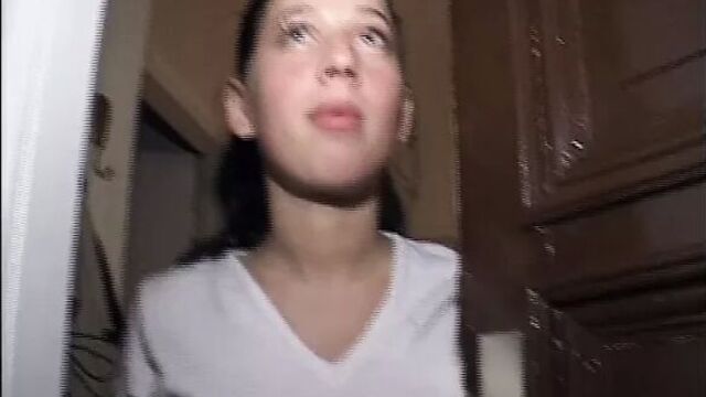 Junges Girl wird hart gefistet auf der blauen Couch