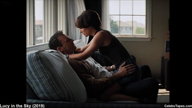 Natalie Portman see through and gets licked pussy