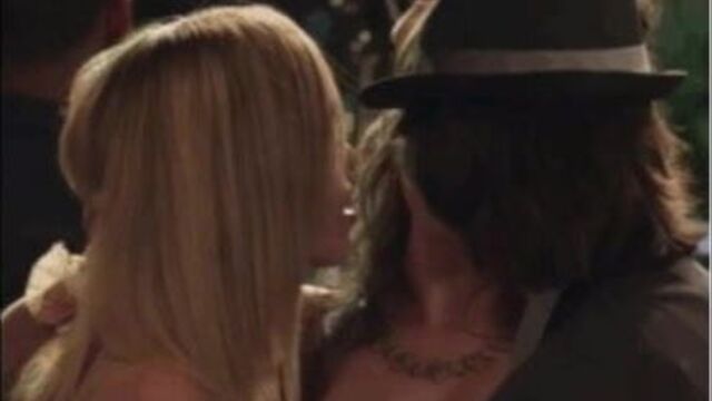 Sarah Hyland Lesbian kiss in SLOW-MO