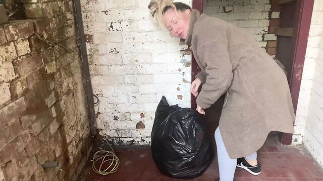 Cracky flashes as she shows off Her new home