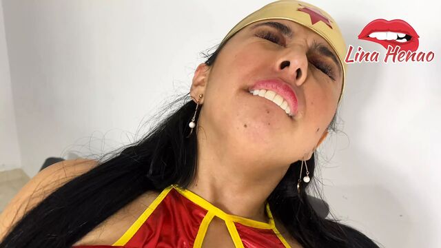 LINA HENAO DRESSES UP AS A WONDER WOMAN TO DEDICATE A SQUIRT TO HER #1 FAN