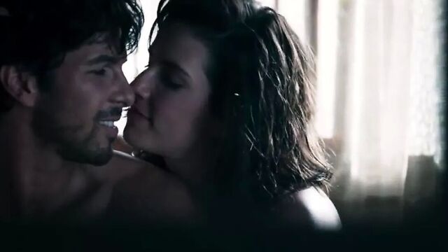 Playing with Fire (Jugar con fuego) sex scene complication