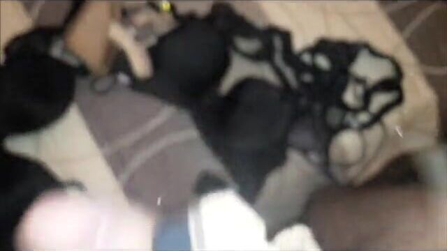 L'intimo di mia suocera sul suo letto