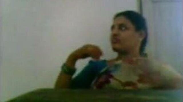 Desi Aunty in Saree Showing Boobs